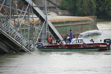 Đội cứu hộ đang tìm kiếm các nạn nhân bị rớt xuống sông.
